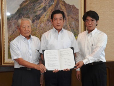 7月5日（月曜日）愛媛県ペストコントロール協会、愛媛県しろあり対策協会との大規模災害時等における防疫業務に関する協定書調印式（県庁）の画像