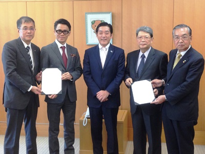 10月14日（金曜日）IT関連企業と県内市町との地方創生支援「一社一村」プログラムの推進に向けた協定書調印式（東京都）の画像