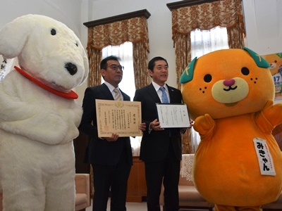 11月16日（水曜日）あったか愛媛NPO応援基金への寄附に伴う感謝状贈呈式（県庁）の画像