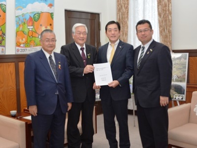 12月26日（月曜日）新居浜市長、西条市長、四国中央市長の訪問（東予東部圏域振興イベントに関する要望）（県庁）の画像