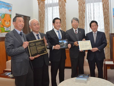 12月27日（火曜日）大洲市長、少彦名神社参籠殿修復実行委員会関係者らの訪問（県庁）の画像