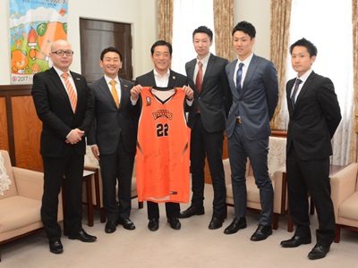 5月10日（水曜日）プロバスケットボールBリーグ愛媛オレンジバイキングス選手・ヘッドコーチらの訪問（県庁）の画像