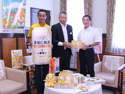 7月24日（月曜日）酒類製造会社の訪問（まつやまグルメマップの贈呈）（県庁）の画像