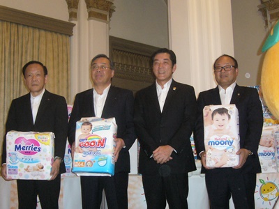 8月1日（火曜日）花王株式会社、大王製紙株式会社、ユニ・チャーム株式会社との愛顔の子育て応援事業に関する覚書調印式（県庁）の画像