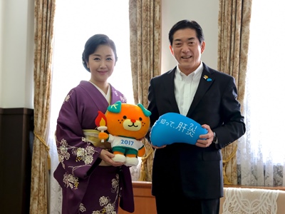 10月23日（月曜日）「知って、肝炎プロジェクト」肝炎対策特別大使の伍代夏子氏らの訪問（県庁）の画像