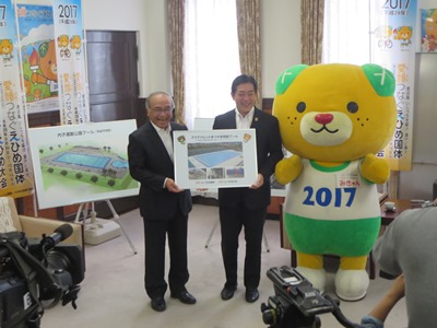 10月24日（火曜日）内子町への愛顔つなぐえひめ国体特設プール資機材譲渡式（県庁）の画像