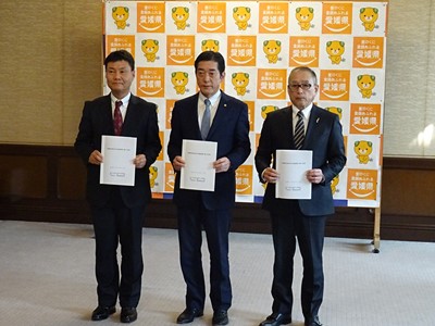 2月21日（水曜日）愛媛県建設業協会、国土交通省四国地方整備局との大規模災害発生時の道路啓開に関する協定締結式（県庁）の画像