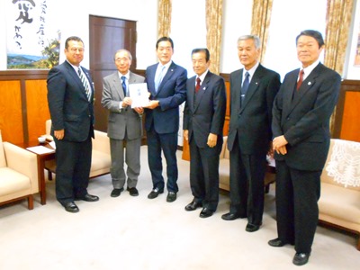 12月17日（月曜日）西条市連合自治会からの災害義援金贈呈式（県庁）の画像