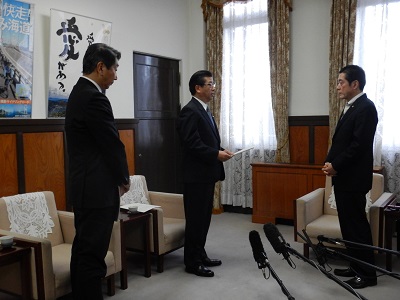 1月28日（月曜日）四国電力社長らの訪問（伊方発電所異常事象通報連絡の遅れに係る再発防止策に関する報告）（県庁）の画像