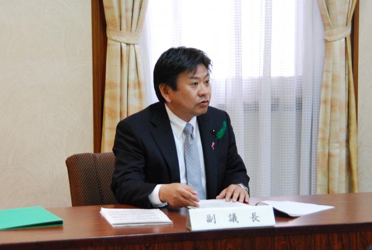 記者会見を行う岡田副議長の画像