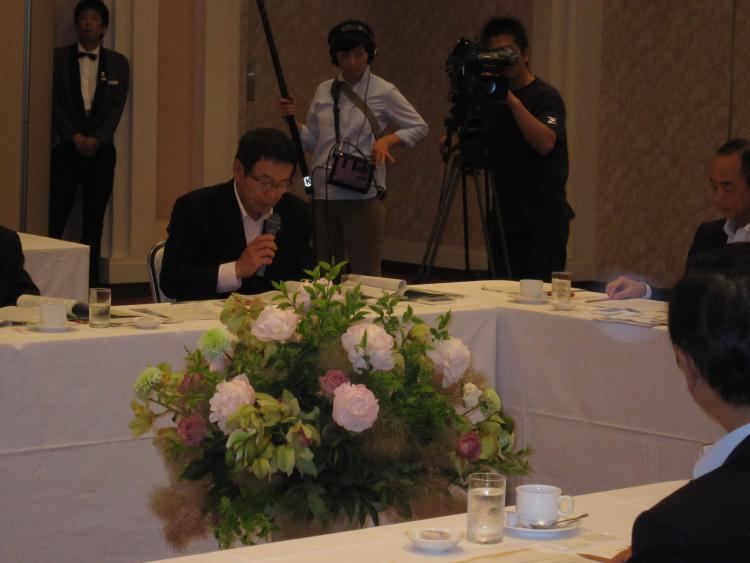 審議を行う愛媛県議会副議長の画像