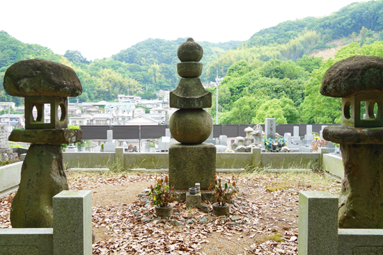 足立重信の墓の画像