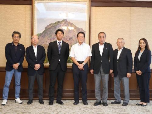 10月3日（火曜日）全日本大学対抗テニス王座決定試合関係者らの訪問（県庁）