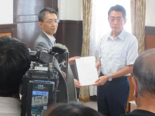 10月4日（水曜日）職員の給与等に関する報告及び勧告（県庁）
