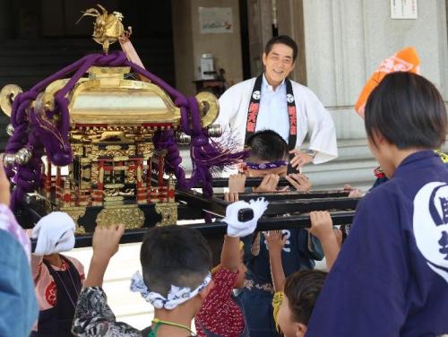 10月6日（金曜日）地域の子ども神輿等の訪問（県庁本館前）
