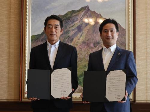 10月13日（金曜日）松山大学とのデジタル人材育成のための学部の設置・運営に関する連携協定書調印式（県庁）