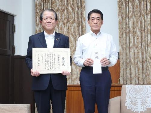 10月26日（木曜日）ハワイ州マウイ島大規模山火事義援金への貢献に対する感謝状贈呈式（県庁）