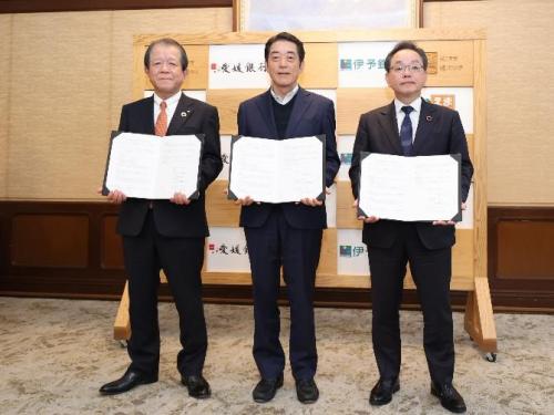 3月28日（木曜日）株式会社伊予銀行、株式会社愛媛銀行とのえひめ脱炭素経営支援コンソーシアムに関する協定書調印式（県庁）