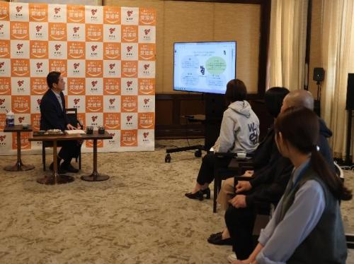 3月8日（金曜日）愛媛グローカル・フロンティア・プログラム成果発表会受賞者らの訪問（県庁）