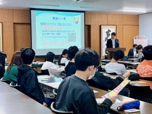新居浜西高等定時制の生徒の皆さんの前で講義する労働委員会委員