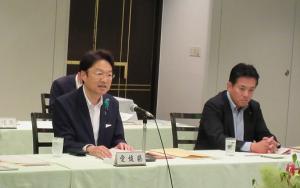 審議を行う愛媛県議会正副議長