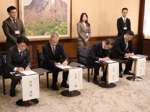 2月18日（火曜日）松山空港利用促進協議会、株式会社ＡＮＡエアサービス松山、西鉄エアサービス株式会社及び学校法人河原学園の松山空港グランドハンドリング業務への外国人材の受入れ・定着に向けた連携・協力に関する覚書締結式（県庁）