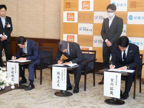 2月27日（木曜日）株式会社アスティス及び新居浜市との新物流拠点開設に係る立地協定書調印式（県庁）