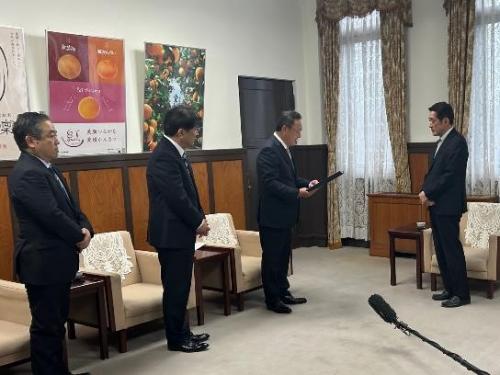 2月28日（金曜日）愛媛経済同友会代表幹事らの訪問（県庁）
