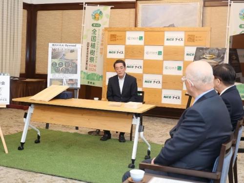 3月18日（火曜日）木材商社及び愛媛県産材製品市場開拓協議会の訪問(県産木材を活用した新商品の開発に関する報告)（県庁）