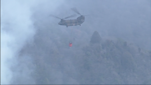 陸上自衛隊ヘリコプターによる散水状況1