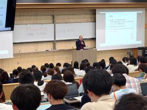 愛媛大学法文学部の皆さんの前で講義する労働委員会委員