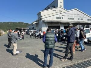 説明する普及職員