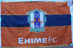 愛媛ＦＣのフラッグに観客の皆さんが人権メッセージを記入してくれました