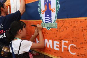 サインするお客さん１