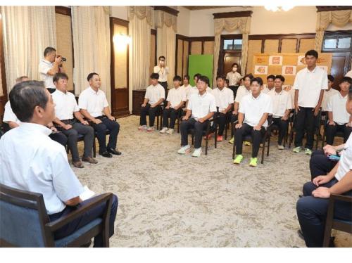 8月22日（金曜日）県立東温高等学校男子ソフトボール部生徒・監督らの訪問（県庁）