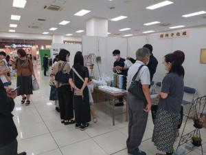 愛媛の３Rフェアに参加した多くの人