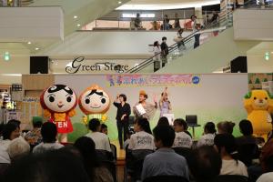 お楽しみ抽選会の様子