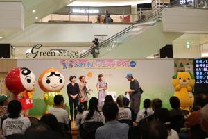 お楽しみ抽選会の様子