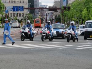 県庁前街頭活動（自転車チラシ配布）