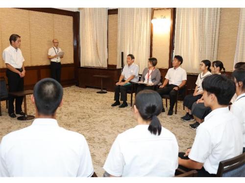 9月12日（金曜日）えひめ高校生ハワイ派遣事業に参加の県内高校生らの訪問（県庁）