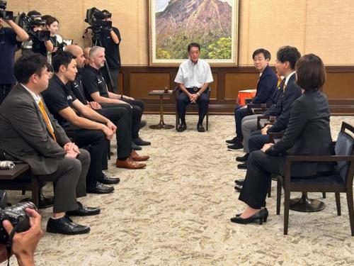 9月24日（水曜日）エヒメスポーツエンターテイメント会長、愛媛オレンジバイキングス選手・ヘッドコーチらの訪問（県庁）