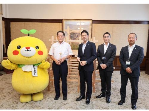 10月9日（木曜日）県産材を使用した木製玩具贈呈式（県庁）