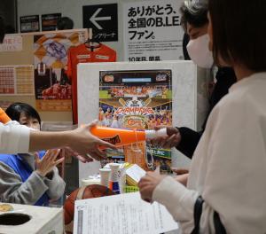 啓発グッズ抽選会の様子