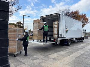 救援物資の搬出入（カゴ台車）