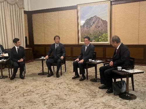 11月8日（土曜日）環境大臣兼内閣府特命担当大臣（原子力防災）、伊方町長らの訪問（県庁）