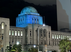 青色にライトアップされた本庁の様子