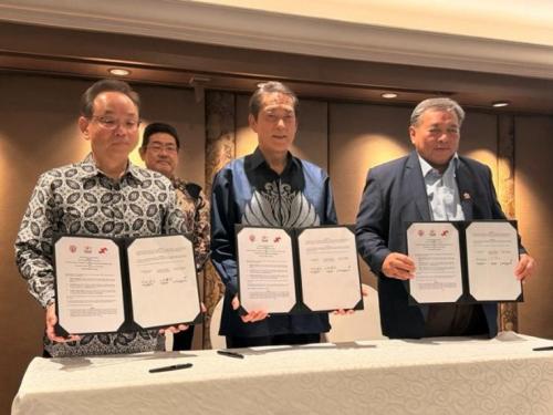 1月15日（木曜日）(現地時間)インドネシア商工会議所及び愛媛県商工会議所連合会との経済交流に関する覚書調印式（インドネシア）