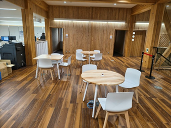 エレベーターから降りた際のオープンスペースの様子