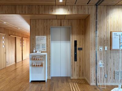 エレベーターの画像。エレベーター向かって左側には内線電話が設置されている。