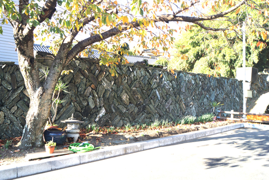 旧川之石浦庄屋二宮家住宅石塀の画像1
